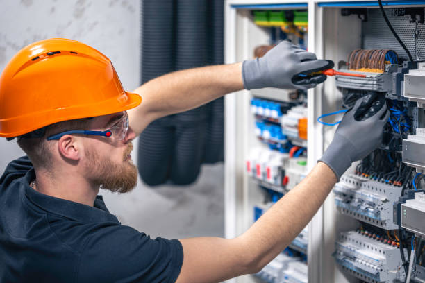 Best Local Electrician Companies  in East Farmingdale, NY